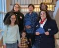 Bild: E. Deinl/exb
Übergabe der Gutscheine an die Gewinner (hinten, von links) Lisa-Marie Bräu, stellvertretende Leiterin der Jugendarbeit, Sabine Deinl, Irene Laubenstein .
Vorne, von rechts: Stephanie Busch, Leiterin der Jugendarbeit, Max Begen hat seinen Gewinn gemeinsam mit seiner Mama Tanja Begen in Empfang genommen.