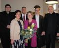 Bild: heb
In den Ruhestand verabschiedete Stadtpfarrer Georg Flierl (rechts) die langjährige Pfarrsekretärin Susanne Kraus (Dritte von rechts) und stellte danach den neuen Kirchenmusiker Florian Löw (Zweiter von rechts) vor. Zudem auf dem Bild sind (von links) Kaplan Ramon Rodriguez, Edith Schön, Sprecherin des Pfarrgemeinderats, sowie Bürgermeister Franz Stahl.
