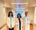 Bild: Felix Haas/exb
Mit Dr. Vanilla Nguyen (Mitte mit Klinik-Geschäftsführerin Jana Humrich und Prof. Dr. Heiko Graichen) ist in der Asklepios Klinik Lindenlohe Plastische und Ästhetische Chirurgie möglich.