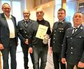 Bild: whü
Mit Kreisbrandmeister Jürgen Küffner (Zweiter von rechts) und Zweitem Bürgermeister Rudi Heier (links) konnten Vorsitzender Bernd Preißinger (rechts) und sein Stellvertreter Stefan Bauer (Zweiter von links) Johann Bscherer (Mitte) für 60 Jahre Mitgliedschaft mit Urkunde und Krug ehren.