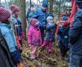 Bild: V. Bauer/exb
Die Teilnehmer lauschen gespannt dem LBV-Naturkenner Wolfgang Winter.