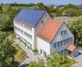 Bild: gru
Die Photovoltaikanlage auf dem Schulgebäude in geht zum Jahreswechsel 2023/2024 von der AOVE-Bürgersonnenkraftwerke GmbH auf die Gemeinde Edelsfeld über.