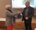 Stadtarchivarin Edith Kalbskopf bedankte sich bei Referent Volker Grunert für den kurzweiligen Vortrag.