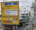 Bild: Petra Hartl
Einfahrt in die historische Altstadt für Schwerlastverkehr gesperrt: Immer wieder übersehen Lkw-Fahrer das gelbe Schild unten - der jüngste Fall passierte am Dienstagvormittag und sorgte für Aufsehen. Aber auch US-Konvois fuhren schon versehentlich in die Innenstadt.