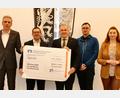 Bild: Marie Kammermeier/Landratsamt Tirschenreuth/exb
Von links nach rechts: Bernhard Wolf, Thomas Ludwig, Landrat Roland Grillmeier, David Runschke und Sarah Matzke bei der symbolischen Scheckübergabe.