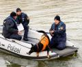 Bild: Heiko Becker/dpa/Symbolbild
Einsatzkräfte und ein Leichenspürhund suchen im Main-Donau-Kanal bei Nürnberg nach einer vermissten Frau.