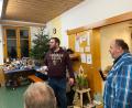 Bild: öt
SRK-Vorsitzender Hans Müller (rechts) und Stefan Schultes (links) verstanden es bei der Christbaumverlosung, die Preise an die Gewinner bzw. den Bestbietenden zu bringen.