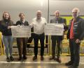 Bild: wes
Die Oberpfälzer Waggon-Service für Schienenfahrzeuge (OWS) spendet 5000 Euro an die Vereine Lichtblicke und die Tafel Weiden Neustadt/WN. Von rechts nach links: stellvertretende Geschäftsführer der OWS Jürgen Laubert, Leiter der Tafel Weiden - Neustadt/WN Josef Gebhardt, Geschäftsführer der OWS Holger Poschmann, Vorsitzende Lichtblicke e.V. Viola Vogelsang-Reichl.