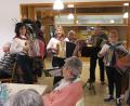 Bild: jzk
Die fünf Harmonikaspielerinnen Lilia Gette, Anni Sandner, Monika Fink, Willi Winderl und Christine Bleiber (von links) kamen beim Publikem sehr gut an.