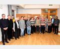 Bild: fjo
Den Dank der katholischen Pfarrgemeinde drücken Pfarrer Adam Karolczak, Franz Kaas und Josef Kleber (von links) mit Pater John Gali und Bürgermeister Markus Bauriedl (von rechts) in einer Ehrung für die große Gemeinschaft der ehrenamtlichen Seniorenbetreuer aus.
