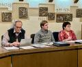 Bild: Eichl
Die Geschichte der Gemeinde prangt auf den zwei Längsseiten des Sitzungssaals an prominenter Stelle hinter den Gemeinderäten; im Bild die CSU-Räte Peter Schmidt, Florian Plödt und Christina Rosner (von links).