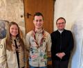 Bild: Lukas Brunner/exb
Romy Christl, Felix Linkel und Kurat Pfarrer Markus Bruckner (von links) stehen an der Spitze der Kulmainer Pfadfinder.
