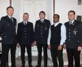 Bild: pi
Neu im Führungsteam ist nicht nur Alexander Hartinger (Zweiter von links), die Feuerwehr Neudorf freut sich auch über Pfarrer John Subash (Zweiter von rechts) als Neumitglied. Außerdem zeichnet Vorsitzender Achim Helgert (rechts) langjährige Mitglieder aus.
