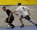 Bild: otr
Der Waldauer Dennis Braun (links) gegen Michael Mayr von der SpVgg Vohenstrauß beim Futsal-Finale des Kreises Amberg(Weiden. Bei der Bezirksmeisterschaft spielen beide Teams zunächst in unterschiedlichen Gruppen.