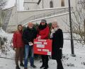 Bild: Katholischer Frauenbund Waldeck/exb
Stefanie Schrembs (links), Elisabeth Zintl und Lisa Schiml übergaben 520 Euro an Max Kirchberger (von rechts), die er an seinem Bruder Pater Kirchberger weiterleitet.