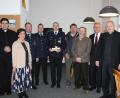Bild: heb
Stadtpfarrer Georg Flierl (rechts) ehrte beim Neujahrsempfang der Pfarrei Tirschenreuth die Feuerwehr Tirschenreuth, Pfarrer Konrad Gruber sowie Hubert Völkl und Karl Kohl (Dritter und Vierter von rechts) vom städtischen Bauhof.