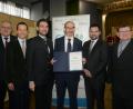 Bild: bey
CSU-Kreisvorsitzender Stephan Oetzinger (Dritter von links) überreicht dem Oberwildenauer CSU-Vorsitzenden Roland Rauch (Dritter von rechts) die "Ehrenraute in Gold" des CSU-Bezirksverbandes Oberpfalz. Es gratulierten (von links) Lothar Höher und Albert Rupprecht sowie (von rechts) Rauchs Vorgänger Gerhard Kres und Bürgermeister Sebastian Hartl.
