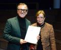 Bild: Kunz
Oberstudiendirektor Harald Pröm und die Ministerialbeauftragte für die Gymnasien in der Oberpfalz, Anette Kreim, bei der Übergabe der Ernennungsurkunde.