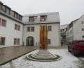 Bild: kgg
Der Betrieb im Haus St. Gertrud in den ehemaligen Wirtschaftsgebäuden des Klosters soll Ende Januar 2023 wieder aufgenommen werden. Im Bild der Eingangsbereich mit dem von Rahmi Schulz gestalteten Brunnen.