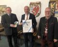 Bild: wro
Neuer Marktrat der Freien Wähler ist Eckbert Vollath (links). Die Bürgermedaille in Silber erhielt Franz Dürrschmidt (Bildmitte). Bürgermeister Toni Dutz dankte und gratulierte.