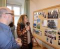Bild: kro
Jürgen Mark (links) hat die Bilder für die Ausstellung zum 300. Geburtstag der Pfarrei und der Kirche sortiert und auch die Organisation übernommen.