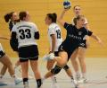 Bild: ham
Szene aus dem Hinspiel: HSG-Spielerin Carina Schärtl (rechts) beim Torwurf.