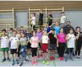 Bild: jzk
Die Schülerinnen und Schüler der Klasse 4a machten begeistert mit beim Workshop „Rope Skipping“ , den Katharina Wäger (zweite Reihe, Zweite von rechts), leitete. Neben ihr steht Lehrer Bernhard Philipp.