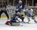 Archivbild: Gebert
Goalie Jaroslav Hübl (links, Szene aus dem Heimspiel gegen Riessersee) und Elia Ostwald (Mitte) hatten gegen starke Garmischer alle Hände voll zu tun. Doch vor allem der Weidener Schlussmann zeigte sich in blendender Verfassung.
