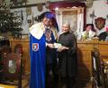 Bild: jzk
Dankend nahm Beatrix Kempf von Großmeister Werner Von Podewils eine Spende in Höhe von 350 Euro für die Stiftlandsternenkinder entgegen.