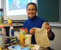 Bild: bl
Mascha Wigges setzt sich für ein Leben ohne Plastik ein und zeigt Alternativen auf, beispielsweise das Netz für den Einkauf von Obst und Gemüse oder die Spülmittelflasche aus recyceltem Kunststoff. .