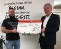 Bild: Sparkasse/exb
Matthias Roith (links) nimmt von Geschäftsstellenleiter Peter Lindner den symbolischen Scheck entgegen.