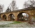 Bild: Mardanow
Über 100 Jahre alt ist das frühere Eisenbahn-Viadukt zwischen Dorrer- und Ledererstraße in Neunburg. Mit seinen drei Bögen, durch den mittleren plätschert der Rötzerbach. bietet es einen eindrucksvollen Anblick. Auf Initiative einer örtlichen Interessengemeinschaft soll das Bauwerk in die Denkmalliste aufgenommen werden.