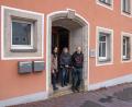 Bild: Susanne Forster
Das "Schwammerl"-Team vor dem Ladenraum am Unteren Markt in Erbendorf. Inhaber Michael Wildenauer und seine Mitarbeiterinnen Katja (links) und Sonja freuen sich schon auf die Eröffnung im März.