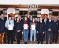 Bild: ds
Neuwahlen und die Vergabe von Abzeichen standen bei der Feuerwehr Kirchenreinbach an. Von links Vorsitzender Günther Renner, Simon Lehnerer, Kreisbrandinspektor Hans Sperber, Zweite Kommandantin Simone Ertel, Vertrauensmann Leo Wirbel, Annalena Vomasta, Jugendvertreter Maximilian Vomasta, der scheidende Kommandant Norbert Sperber, Selina Sperber, Kreisbrandmeister Christian Meier, der neue Kommandant Lukas Renner, Bürgermeister Roman Berr, Vertrauensmann Sebastian Kagermeier und Kreisbrandrat Fredi Weiß.