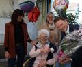 Bild: Pressestelle Weiden/exb
Im Seniorenheim St. Konrad gratulieren die Einrichtungsleiterin Elvira Völkl (links) und Oberbürgermeister Jens Meyer (rechts) Hildegard Hinte (vorne) zum 100. Geburtstag. Auch Tochter Elisabeth Stahl (hinten) wünscht ihrer Mutter alles Gute.