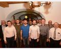 Bild: bey
Der Männergesangverein 1895 Pleystein hat mit Vorsitzendem Stefan Weig, den beiden Stellvertretern Andreas Gallitzendörfer und Peter Striegl, Schriftführer Alexander Wittmann und Schatzmeister Manfred Reil (vorne, von links) eine neue Vorstandschaft. Der bisherige Vorsitzende Karl Herrmann (rechts) übernimmt das Amt des Notenwartes. Die Beisitzer und Chorleiter ergänzen das Vorstandsteam.
