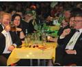 Bild: kro
Währen der Landrat und seine Frau während der Büttenrede lächelten., braut sich bei Franz Stahl und seiner Frau Cornelia schon etwas zusammen, die Gesichter zeigen es.