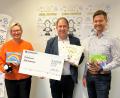 Bild: K. Oursin/exb
Melanie Greiner (links) und Thomas Schaller (rechts) übergeben im Namen der Sheepworld AG den Spendenscheck und einige Geschenke an Holger Hassel vom SOS-Kinderdorf Oberpfalz.