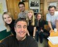 Bild: Bastian Pastewka/exb
Selfie von Bastian Pastewka (vorne) mit Julia Gruber (von links), Gregor Schmalzried (Autor), Vroni Schmalzried, Maresa Sedlmair und Sebastian Kempf bei der ARD-Hörspiel-Produktion „Mia Insomnia“
