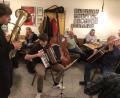 Mit musikalischem Können und lustigen Liedern überraschten die jüngsten Teilnehmer Ben Paulus (li) und Simon Hefner, hier begleitet von Hans Kiener; auch die Amberger Erzberg-Musikanten (rechts im Hintergrund) hatten viel Spaß.