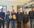 Bild: Gemeinde Bad Neualbenreuth/exb
Seit 40 Jahren ist Siegfried Rustler (Dritter von rechts) Ansprechpartner für die Bürger der Gemeinde im Rathaus. Zum Dienstjubiläum gratulierten seine Kollegen (von links) Christian Friedl, Ingrid Schleicher, Bürgermeister Klaus Meyer, Claudia Hart und Stefan Döllinger.