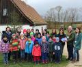 Bild: heb
Die Katholische Landvolkbewegung spendete heuer aus der Christbaumsammlung 1150 Euro an die Kinderkrebshilfe Oberpfalz-Nord. Beate Gmeiner und Thomas Mathes (von rechts) vom Vorstand der Kinderkrebshilfe nahmen die Spende entgegen.