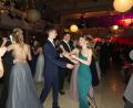 Bild: rn
In festlicher Robe zeigten die Tanzschüler der Wirtschaftsschule beim Abschlussball ihr erworbenes Können.