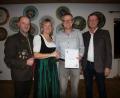 Bild: ln
Franz Luber (Zweiter von rechts) hat die Sebastianus-Nadel des Präsidenten erhalten. Ihm gratulierten (von links): Gauschützenmeister Werner Wendl, Vorsitzende Anita Zirnig sowie Bürgermeister Hermann Falk.