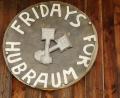 Bild: rn
Von "Fridays for future" halten die Mitglieder des Mottoradclubs "The Pilots Eschenbach" nicht so viel. Deshalb werben sie an ihrem Vereinsheim "Heisl" für "Fridays for Hubraum".