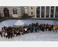 Bild: Gerhard Skupin/exb
Die künftigen Absolventinnen und Absolventen (im Bild im Pfortenhof des Klosters) der beiden Realschulen in Waldsassen lernten bei einem Berufswahlseminar verschiedene Ausbildungsberufe kennen.