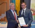 Bild: fz
Erste Amtshandlung des neuen BLSV-Kreisvorsitzenden. Christian Meiler ernannte Ernst Werner (von rechts) zum Ehrenkreisvorsitzenden.