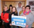 Bild: tra
Die Jugendleitung der DJK Ensdorf übergibt eine Spende an das Kinder-Palliativ-Team Amberg (von links): Jacky Zielbauer, Kathleen Völkel, Angela Singer, Zweiter Vorsitzender Christian Scharl, Melanie Übler und Karin Borchers.