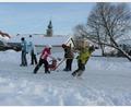 Archivbild: Portner
Im aktuellen Winter noch ein Traum: Diese Kinder hatten im Jahr 2010 Spaß mit Schlittschuhen und Schlitten am Marktweiher in Oberviechtach.