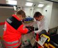 Bild: lei
Bereitschaftsleiter Daniel Sertl und seine Stellvertreterin Astrid Brunnhuber begutachten den neuen Patientenmonitor im Rettungswagen der Unterstützungsgruppe.